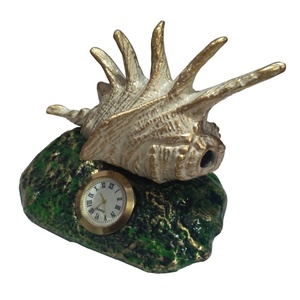 Horloge à mouvement mécanique en aluminium motif coquillage, design contemporain – Cadeau d'entreprise et objet de décoration pour la maison - Product Image 1