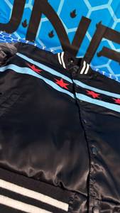 Blouson bomber formel d'hiver imperméable et respirant en satin noir avec motif du drapeau de Chicago, unisexe - Product Image 2