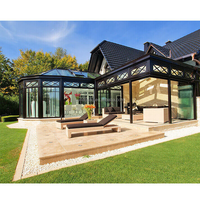 Véranda moderne en aluminium avec toit en verre triangulaire, structure modulaire pour un espace extérieur lumineux et confortable toute l'année
