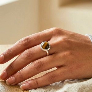 Bague en argent sterling 925 avec pierre œil de tigre géométrique pour femme, style Maillard, anneau ouvert en ambre, idéale pour mariage et mode - Product Image 2