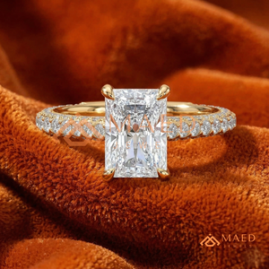 Bague de mariage de luxe en or 14 carats avec diamant de forme radiant et pierres micro-pavées pour femme - Product Image 1