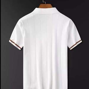 เสื้อโปโลถักสีขาวสำหรับผู้ชาย แขนสั้น แต่งขอบตัดกัน ทรงปกติ สวมใส่สบาย สีพื้น ผ้าฝ้าย - Product Image 4