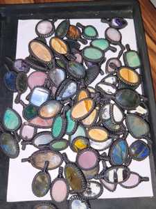 Lote al por mayor de colgantes de macramé con gemas: Cabujones de gemas naturales mixtas y para la fabricación de joyas - Product Image 2