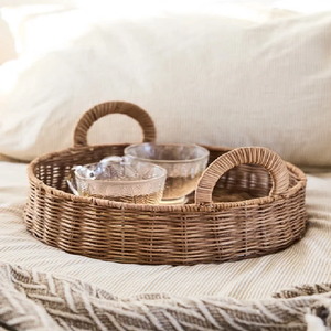 Plateau de service rustique en rotin naturel à lattes verticales ouvertes avec poignées latérales pour tables basses, disponible à prix de gros. - Product Image 5