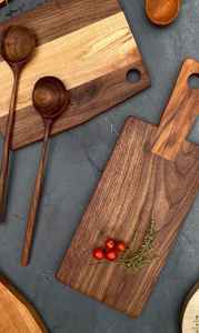 Planche à découper élégante en bois d'acacia massif avec bords en bois pour une découpe propre du fromage, des fruits, du pain et des produits frais - Product Image 2
