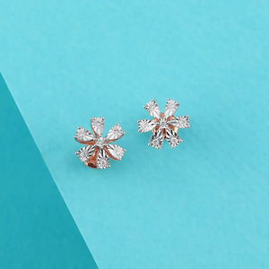 Boucles d'oreilles clous en diamant motif floral doré - Product Image 4