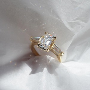 Élégante bague de fiançailles à trois pierres en or blanc 14 carats avec émeraude et diamant de laboratoire en forme de poire 2,40 CT - Product Image 1