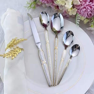 Juego de cubiertos metálicos glamurosos de estética moderna que realza la presentación de la mesa. Ideal para uso diario o eventos especiales. - Product Image 4