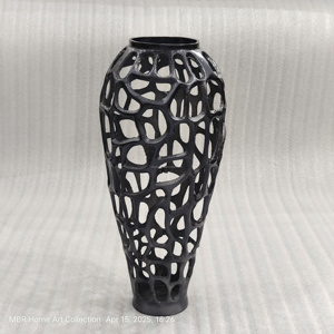Vase noir en métal gaufré Elements-Vase à fleurs en aluminium à décor de table moderne - Product Image 1