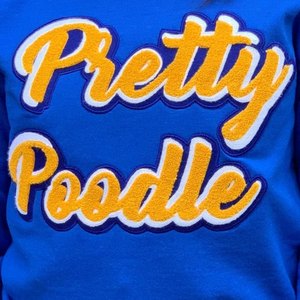 Sudadera Pretty Poodle unisex azul con gráfico de hermandad griega en chenilla, cuello redondo, estilo casual urbano premium - Product Image 3