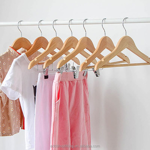 ไม้แขวนเสื้อกางเกงสำหรับเด็กไม้32ซม. ออกแบบโลโก้ได้ตามต้องการ - Product Image 2