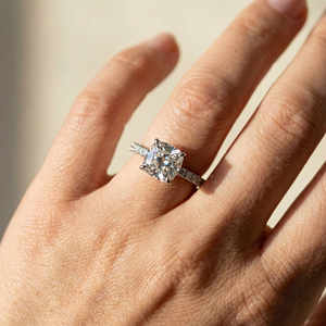 Anillo de Compromiso Solitario de Diamante Cultivado en Laboratorio de 2 Quilates con Corte Cojín y Engaste de Garras en Oro Sólido de 14K/18K Hecho a Medida con 32 Diamantes Amarillos - Product Image 2