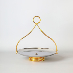 Support à gâteau élégant en argent poli avec une base dorée côtelée et une poignée métallique arquée élégante ornée d'un anneau circulaire - Product Image 1