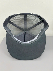 Gorra Trucker de Malla Gris de 5 Paneles, Ajustable con Cierre a Presión, Casual, Unisex, Transpirable, con Bordado Frontal - Product Image 2