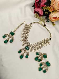 Parure de bijoux de mariée haut de gamme Kundan avec collier ras-du-cou carré orné de pierres, boucles d'oreilles pendantes assorties et Maang Tikka - Product Image 3