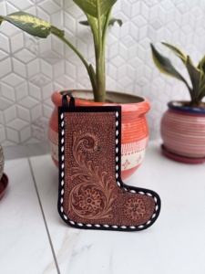 Chaussette de Noël en cuir véritable façonnée à la main pour la famille, à suspendre au sapin ou au foyer, et sac cadeau pour décoration de fête - Product Image 1