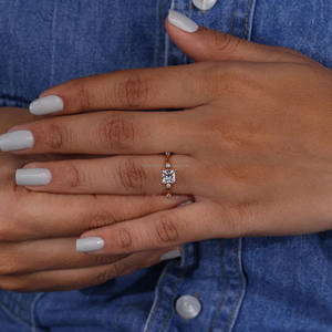 Anillo de compromiso de diamante cultivado en laboratorio Princess Cut en oro sólido de 14K con ajuste de pavé de distancia Certificado IGI para ocasiones especiales - Product Image 3