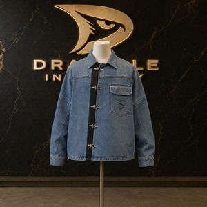 Chaqueta de Mezclilla Ligera Color Índigo Deslavado, Estilo Urbano Hip Hop, con Hebillas Metálicas de Nudo - Product Image 1
