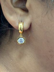 Boucles d'oreilles pendantes Lurba Jewels en diamant de laboratoire de 1,90 ct, taille brillant, certifiées IGI, monture closée classique et tendance, en or jaune massif 14 carats - Product Image 3