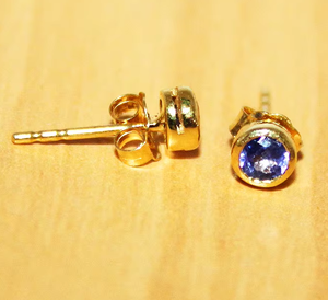 Boucles d'oreilles clous en Tanzanite précieuse, or jaune massif 9 carats, faites à la main, certifiées IGI, pour cadeau de mariage, fête et vente en gros - Product Image 6