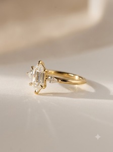 Bague de fiançailles classique plaquée or 14 carats avec diamant taille émeraude et pierres latérales en diamant de laboratoire taille poire pour cadeau d'anniversaire ou de mariage - Product Image 4
