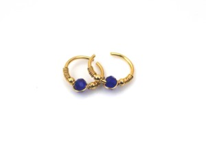 Vente en gros de boucles d'oreilles créoles en or plaqué 18 carats avec lapis-lazuli et onyx vert pour femmes |   Bijoux minimalistes pour cadeau de mariage ou de fiançailles - Product Image 1