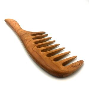Peine de madera indio moderno hecho a mano con dientes anchos para cabello rizado de Perfect Enterprises - Product Image 1
