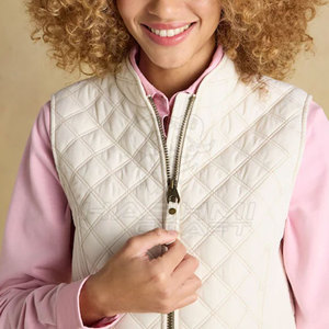Gilet de sport confortable pour femmes, fabriqué avec un matériau léger et respirant et un style moderne - Product Image 6