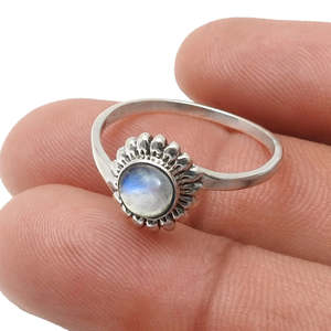 Anillo bohemio clásico en plata de ley 925 con incrustaciones de piedra lunar arcoíris de corte redondo, anillo hecho a mano para chicas. - Product Image 5
