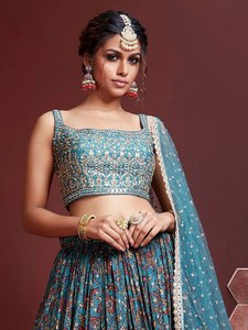 Lehenga Choli bordado en color verde azulado con dupatta de red, top corto con cuello barco y vestido de dama de honor de corte A hasta el suelo. - Product Image 2