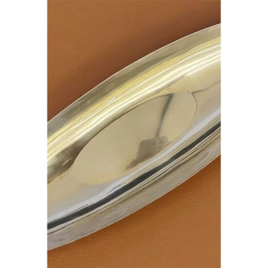 Ce plateau élégant en forme de bateau, argenté, présente une finition très polie et des extrémités pointues, idéal pour servir des aliments et décorer. - Product Image 6