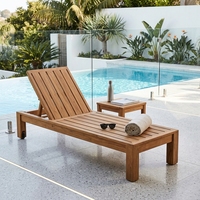 Chaise longue moderne en bois massif, élégante et inclinable, pour l'extérieur, en teck, pour un aménagement luxueux au bord de la piscine d'un complexe hôtelier, design artistique.