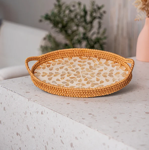 Plateau rond en rotin tressé avec poignées latérales intégrées et base incrustée de motifs de feuilles vertes, disponible à prix de gros. - Product Image 3