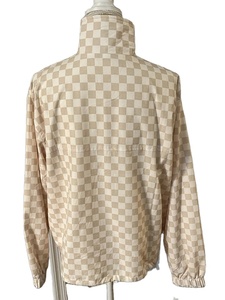 Chaqueta Cortavientos Color Beige con Capucha y Logotipo Personalizado, Chaqueta Impermeable y Transpirable para Hombre - Product Image 2
