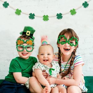 Decorazioni per la festa di San Patrizio: Ghirlanda di trifogli in legno con perline, Ghirlanda di trifogli in feltro portafortuna per decorazioni da parete, mensola e feste - Product Image 2