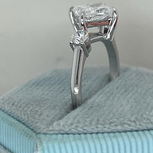 Bague de fiançailles en or blanc avec trois diamants de laboratoire taille princesse de 2,50 carats - Product Image 3