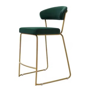 Tabouret et chaise en velours vert foncé avec structure en laiton, fabriqués directement par le fabricant, pour hôtel, salon ou bar. - Product Image 1
