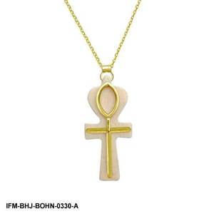 Pendentif croix chrétienne Ankh en os blanchi fait main avec fil de laiton enroulé sur une chaîne dorée résistante au ternissement - Product Image 2