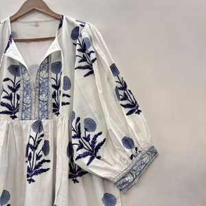 เดรสสั้นคอวีผ้าฝ้ายพิมพ์ลายดอกไม้แบบแฮนด์บล็อก  ตกแต่งระบายชายกระโปรง  สไตล์ชิโนเซอรี  เป็นมิตรต่อสิ่งแวดล้อม  ซักได้  สไตล์โบฮีเมียน  เหมาะสำหรับสาวออฟฟิศ - Product Image 3