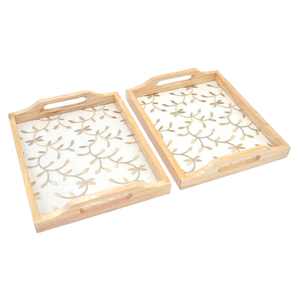 Plateau rectangulaire en bois rustique fait main avec poignée robuste, revêtement émaillé pour un service facile en cuisine, salle à manger ou café - Product Image 1