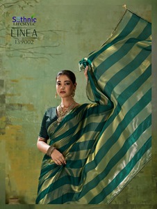 Hermosa Blusa Saree de Seda Estilo Bollywood con Detalles Metálicos Dorados, Ribete de Encaje Dorado y Satén Makhmal - Product Image 4