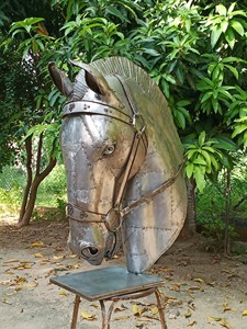 Cabeza de caballo de metal sobre soporte - Product Image 3