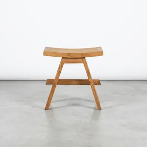 Tabouret d'extérieur minimaliste en bois massif avec assise à lattes, mobilier de jardin durable - Product Image 6