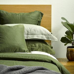 Parure de lit matelassée en coton vert délavé avec 2 taies d'oreiller assorties pour la décoration de chambre à coucher - Product Image 2