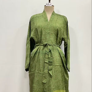 Kimono long en soie indienne patchwork/uni, style bohème, robe de plage, peignoir confortable, fait main, vêtement de maternité, devant ouvert - Product Image 1