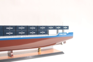 Maqueta de Buque Portacontenedores de Madera Hecha a Mano - Réplica a Escala de Buque de Carga Comercial, Decoración de Escritorio, Contenedor CMA CGM - Product Image 5