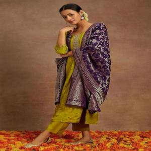 Conjunto de Kurta, Pantalón y Dupatta de Seda Tejida VASTRA COTTAGE, Color Morado Mostaza con Borde de Encaje, Ropa Étnica para Mujer - Product Image 4