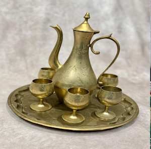 Juego de surahi de latón antiguo sin pulir con una superficie grabada de forma encantadora y rústica, incluye cinco pequeños vasos. Disponible al por mayor. - Product Image 1