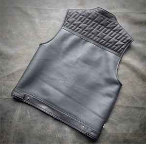 เสื้อกั๊กหนังสไตล์คลับสำหรับขี่มอเตอร์ไซค์ โดดเด่นด้วยตัวเสื้อที่เจาะรูและลายเย็บแบบเพชร - Product Image 2