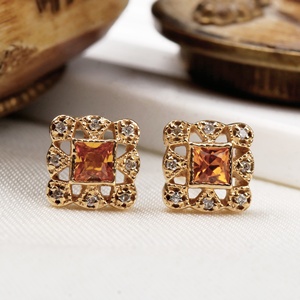 Vente en gros de boucles d'oreilles en or jaune massif 14 carats avec saphir jaune naturel carré et halo de diamants, bijoux fins, Memoria Jewels - Product Image 6